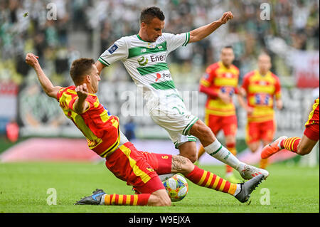 Taras Romanchuk de Jagiellonia Bialystok (L) et de Slawomir Peszko Pagan Gdansk (R) sont vus en action au cours de la PKO Ekstraklasa match de championnat entre Pagan Gdansk et Jagiellonia Bialystok.(score final ; Pagan Gdansk 1:1 Jagiellonia Bialystok). Banque D'Images