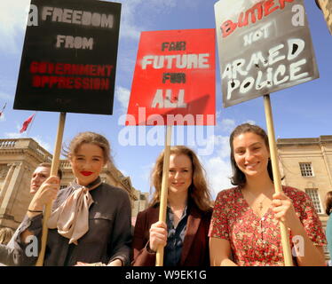 Edinburgh, Ecosse, Royaume-Uni. Août 13, 2019. Edinburgh Fringe Festival a été voté aujourd'hui comme l'attraction numéro un au Royaume-Uni, il a vu les artistes interprètes ou exécutants jouissent de l'évolution de la météo à prendre pour le Royal Mile pour promouvoir leur spectacle et pour les artistes de rue pour connaître le stade de la rue. coach en écosse avec des murs et des ponts avec l'histoire vraie du soulèvement de l'Allemagne de l'Est 1953.Gérard Ferry/ Alamy Live News Crédit : Gérard ferry/Alamy Live News Banque D'Images