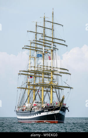 Grand navire russe Kruzenshtern écorce à quatre mâts à Rostock sur Hanse Sail Allemagne écorce à voile Banque D'Images