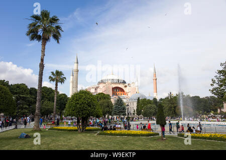 ISTANBUL, TURQUIE - 15 juin 2019 : des personnes non identifiées, en face de Sainte-Sophie à Istanbul, Turquie. Depuis presque 500 ans, Sainte-Sophie a servi de mod Banque D'Images