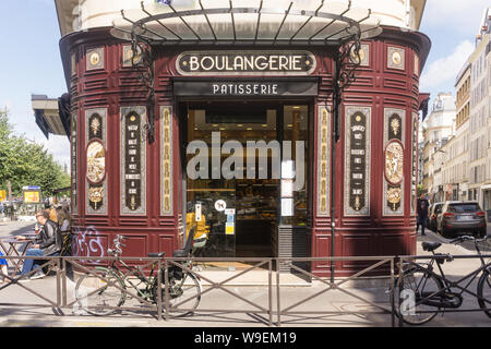 Boulangerie française Paris - extérieur d'une boulangerie dans le 11ème arrondissement de Paris, France. Banque D'Images