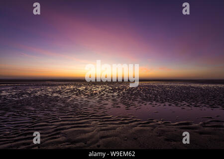 Lever de soleil à la plage de sable de Bettystown, Co Meath, Ireland Banque D'Images