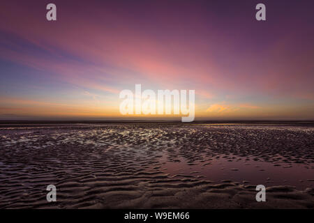 Lever de soleil à la plage de sable de Bettystown, Co Meath, Ireland Banque D'Images