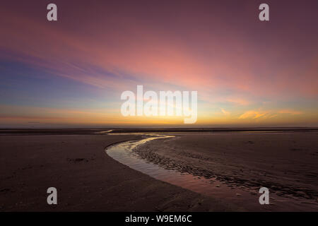 Lever de soleil à la plage de sable de Bettystown, Co Meath, Ireland Banque D'Images
