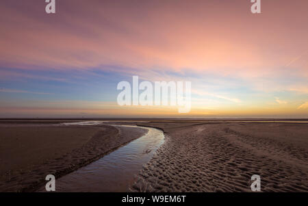 Lever de soleil à la plage de sable de Bettystown, Co Meath, Ireland Banque D'Images