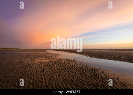 Lever de soleil à la plage de sable de Bettystown, Co Meath, Ireland Banque D'Images