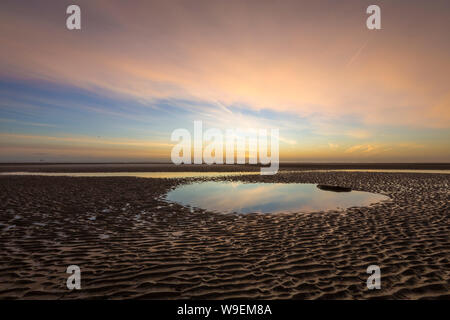 Lever de soleil à la plage de sable de Bettystown, Co Meath, Ireland Banque D'Images
