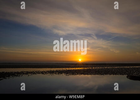 Lever de soleil à la plage de sable de Bettystown, Co Meath, Ireland Banque D'Images