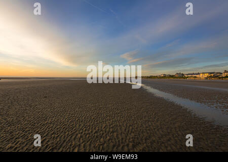 Lever de soleil à la plage de sable de Bettystown, Co Meath, Ireland Banque D'Images