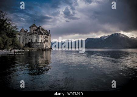 Le Château de Chillon sur les rives du lac Léman au coucher du soleil spectaculaire Banque D'Images