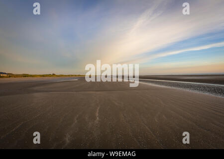 Lever de soleil à la plage de sable de Bettystown, Co Meath, Ireland Banque D'Images