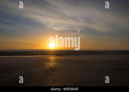 Lever de soleil à la plage de sable de Bettystown, Co Meath, Ireland Banque D'Images