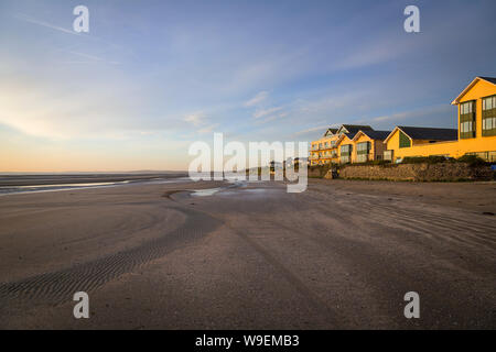 Lever de soleil à la plage de sable de Bettystown, Co Meath, Ireland Banque D'Images