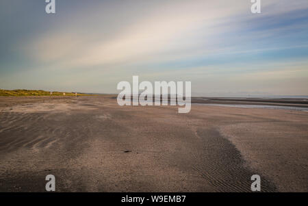 Lever de soleil à la plage de sable de Bettystown, Co Meath, Ireland Banque D'Images