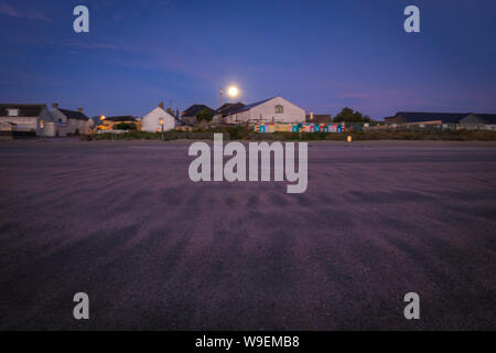 Lever de soleil à la plage de sable de Bettystown, Co Meath, Ireland Banque D'Images