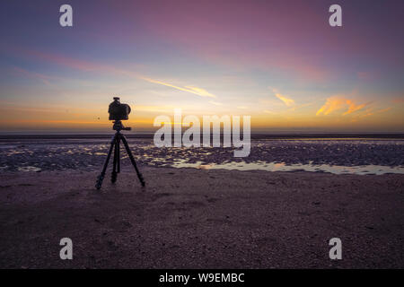 Lever de soleil à la plage de sable de Bettystown, Co Meath, Ireland Banque D'Images