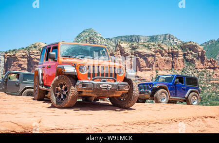 Sedona Arizona USA. Le 25 mai 2019. 4X4 jeep voitures drive off road. Orange Rouge paysage désertique, ciel bleu clair, jour de printemps ensoleillé Banque D'Images