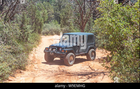 Sedona Arizona USA. Le 25 mai 2019. 4 roues motrices voiture jeep off road sur red orange rochers, arbres verts contexte Banque D'Images