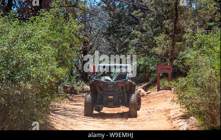 Sedona Arizona USA. Le 25 mai 2019. 4 roues motrices voiture jeep off road sur red orange rochers, arbres verts contexte Banque D'Images