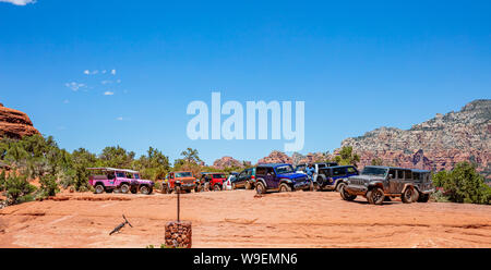 Sedona Arizona USA. Le 25 mai 2019. 4X4 véhicules jeep off road. Orange Rouge paysage désertique, ciel bleu clair, jour de printemps ensoleillé Banque D'Images