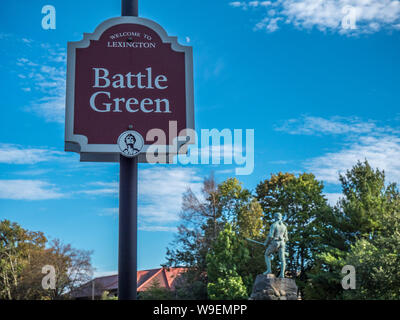 Bataille panneau vert avec Statue de Lexington Minuteman Banque D'Images