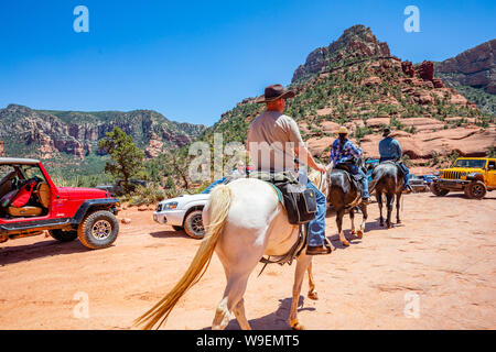 Sedona Arizona USA. Le 25 mai 2019. Les gens de l'équitation et 4X4 garé sur le terrain. Orange Rouge paysage désertique, ciel bleu clair, jour de printemps ensoleillé Banque D'Images