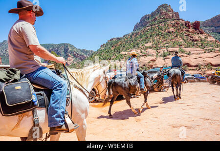 Sedona Arizona USA. Le 25 mai 2019. Les gens de l'équitation et 4X4 garé sur le terrain. Orange Rouge paysage désertique, ciel bleu clair, jour de printemps ensoleillé Banque D'Images