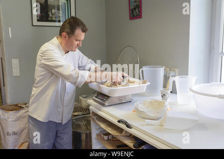 Le boulanger de la Boulangerie des roses en Chedigny, France. Le boulanger est vu préparer la pâte pour un lot de pain. Banque D'Images