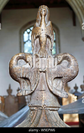 Vue d'un banc de la fin du Moyen Âge dans l'église paroissiale de tous les Saints à Thornham, Norfolk, Angleterre, Royaume-Uni, Europe. Banque D'Images