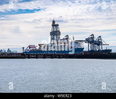 L'énorme navire de forage en eau profonde jusqu'au quai Sertao amarré à Port Talbot, dans le sud du Pays de Galles. UK. Banque D'Images