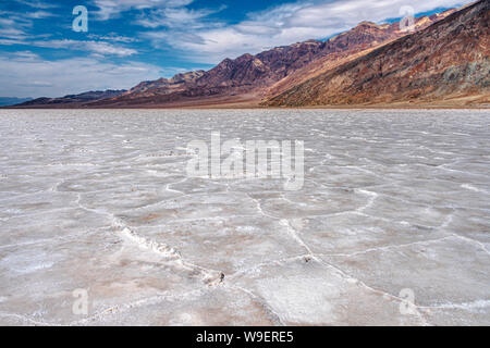 Dans les marais salants du bassin de Badwater, vallée de la mort, en Californie. Le point le plus bas dans la zone continentale des États-Unis. Banque D'Images