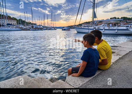 Deux enfants dans le port de Milna Banque D'Images