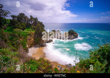 Belle McWay Falls sur la côte de Big Sur, Californie, USA Banque D'Images