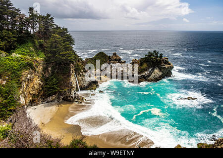 Belle McWay Falls sur la côte de Big Sur, Californie, USA Banque D'Images