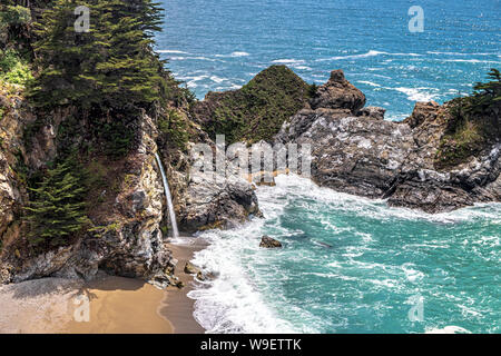 Belle McWay Falls sur la côte de Big Sur, Californie, USA Banque D'Images