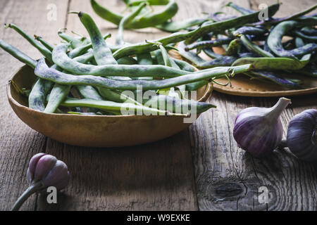 Les biologiques crus haricots crotale, légumes anciens dans une plaque en céramique, des aliments à base de plantes, Close up, selective focus Banque D'Images