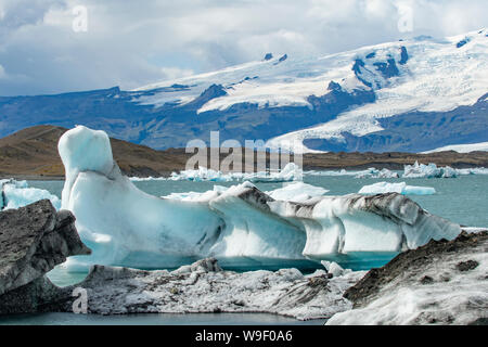 Icebergs dans la Lagune glaciaire du Jökulsárlón, au NP, l'Islande Vatnajokull Banque D'Images