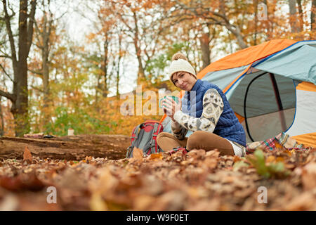 Couple de randonneurs canadiens mise en place d'une tente dans un automne forrest Banque D'Images