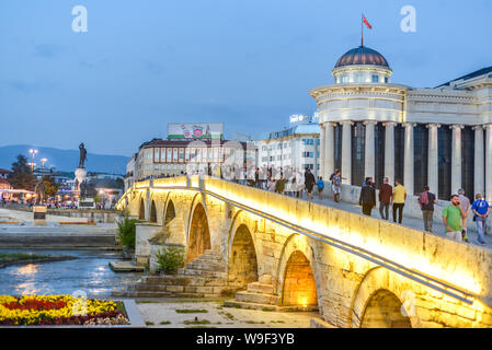 Macédoine SKOPJE/nord-Août 28 2018:les gens marcher sur pont de pierre le soir,vers et à partir de vieux bazar et la place de Macédoine. Banque D'Images