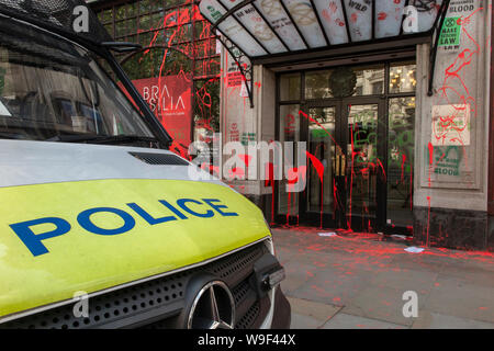 13 août 2019 - suite de l'attaque sur l'ambassade du Brésil par l'extinction de la rébellion. La peinture et le vandalisme daubs l'extérieur avec la protection de la police. Banque D'Images