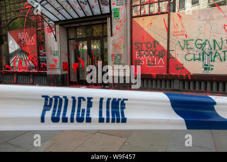 13 août 2019 - suite de l'attaque sur l'ambassade du Brésil par l'extinction de la rébellion. La peinture et le vandalisme daubs l'extérieur avec la protection de la police. Banque D'Images