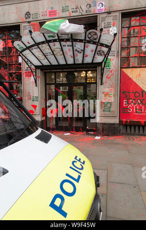 13 août 2019 - suite de l'attaque sur l'ambassade du Brésil par l'extinction de la rébellion. La peinture et le vandalisme daubs l'extérieur avec la protection de la police. Banque D'Images