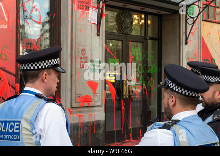 13 août 2019 - suite de l'attaque sur l'ambassade du Brésil par l'extinction de la rébellion. La peinture et le vandalisme daubs l'extérieur avec la protection de la police. Banque D'Images