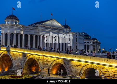 Macédoine SKOPJE/nord-Août 28 2018:les gens marcher sur pont de pierre le soir,vers et à partir de vieux bazar et la place de Macédoine. Banque D'Images