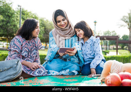Mère et filles de passer du temps ensemble dans le parc, à Dubaï Banque D'Images