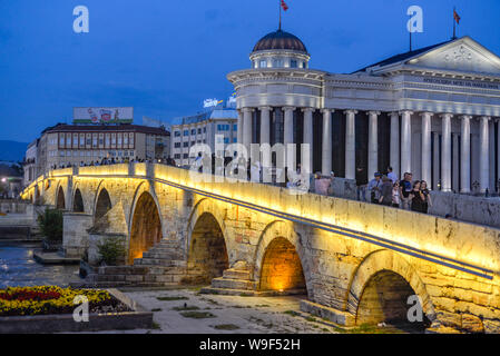 Macédoine SKOPJE/nord-Août 28 2018:les gens marcher sur pont de pierre le soir,vers et à partir de vieux bazar et la place de Macédoine. Banque D'Images