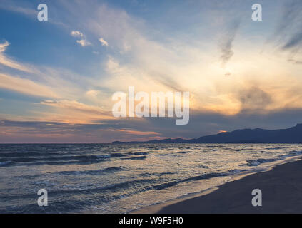 Coucher du soleil à la plage méditerranéenne Banque D'Images