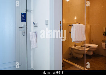 Baku, Azerbaïdjan - 1 mai 2019 : porte d'entrée de sécurité à l'hôtel un message sur la porte n'oubliez pas votre récompense dans le monde de la Hyatt - Salle de bains avec toilettes et bidet sèche-serviettes et une douche Banque D'Images