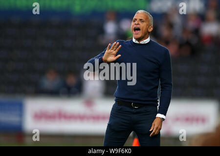 Swansea, Royaume-Uni. Août 13, 2019. Keith Curle, le manager de Northampton Town. Carabao tasse tasse EFL, 1er tour, match Swansea City v Northampton Town au Liberty Stadium de Swansea, Pays de Galles du Sud le mardi 13 août 2019. Cette image ne peut être utilisé qu'à des fins rédactionnelles. Usage éditorial uniquement, licence requise pour un usage commercial. Aucune utilisation de pari, de jeux ou d'un seul club/ligue/dvd publications. Photos par Andrew Andrew/Verger Verger la photographie de sport/Alamy live news Crédit : Andrew Orchard la photographie de sport/Alamy Live News Banque D'Images