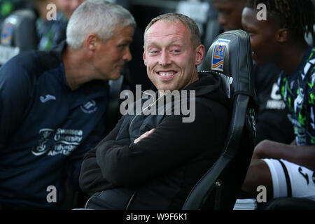 Swansea, Royaume-Uni. Août 13, 2019. Steve Cooper, le manager de Swansea City regarde sur. Carabao tasse tasse EFL, 1er tour, match Swansea City v Northampton Town au Liberty Stadium de Swansea, Pays de Galles du Sud le mardi 13 août 2019. Cette image ne peut être utilisé qu'à des fins rédactionnelles. Usage éditorial uniquement, licence requise pour un usage commercial. Aucune utilisation de pari, de jeux ou d'un seul club/ligue/dvd publications. Photos par Andrew Andrew/Verger Verger la photographie de sport/Alamy live news Crédit : Andrew Orchard la photographie de sport/Alamy Live News Banque D'Images